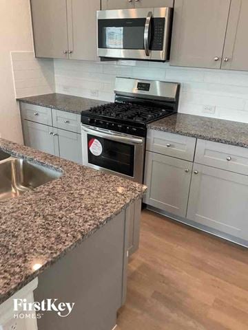 Bulverde house for rent - a kitchen with granite counter tops and stainless steel appliances