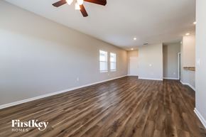 Davenport house for rent - A spacious room with wooden flooring and a ceiling fan.