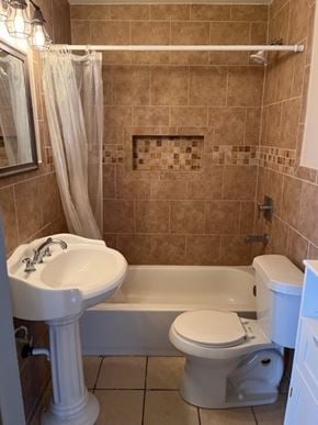 Hermleigh house for rent - a bathroom with a toilet and a sink and a bath tub
