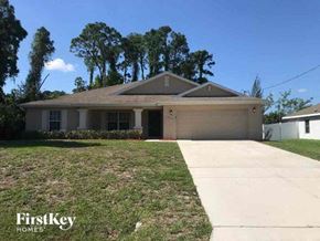 Cape Coral house for rent - a house with a driveway and a lawn