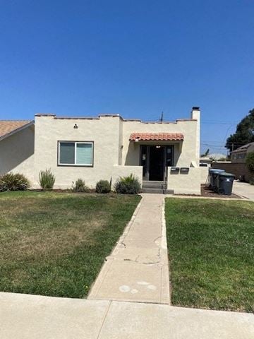 Santa Maria house for rent - A small house with a red tile roof and a small front yard.