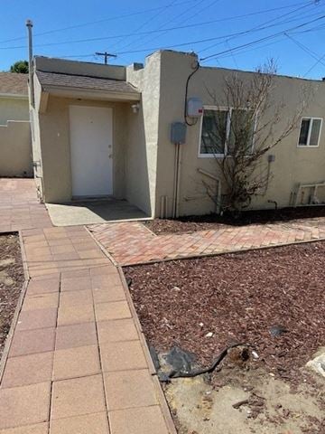 Santa Maria house for rent - A house with a white door and a brick pathway leading to it.