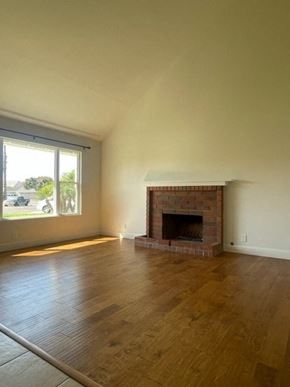Santa Maria house for rent - A room with a fireplace and a window.