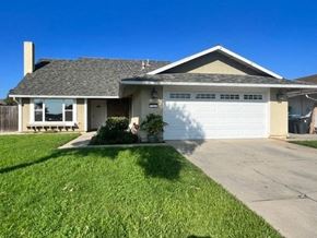 Santa Maria house for rent - A house with a white garage door and a grey roof.
