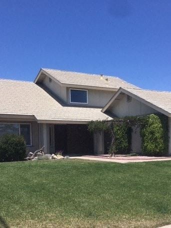 Santa Maria house for rent - A house with a grey roof and a small window on the side.