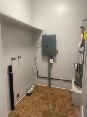 Santa Maria house for rent - A bathroom with a tiled floor and a wall-mounted toilet.
