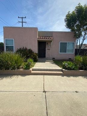 Santa Maria house for rent - A house with a black door and a small porch.