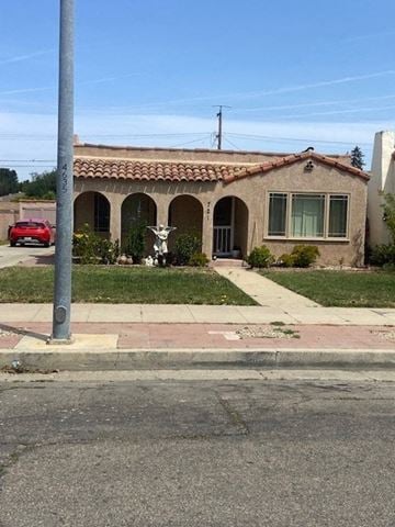 Santa Maria house for rent - A red car is parked in front of a house.