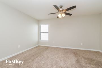 Riverview house for rent - the spacious living room with ceiling fan and carpet