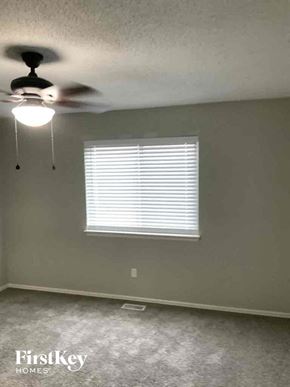 Fountain house for rent - a living room with a ceiling fan and a window