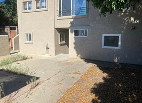 Vista apartment for rent - A concrete building with a small window and a door.