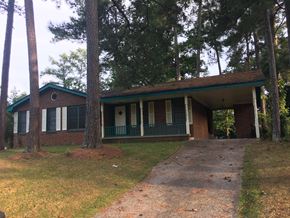 Atlanta house for rent - the front of a house with a porch and trees