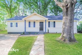 Collierville house for rent - a white house with blue shutters and a tree