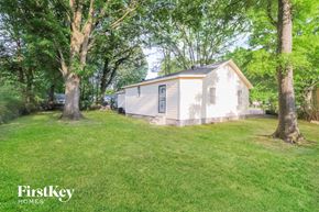 Collierville house for rent - a small white house in the middle of a yard with trees