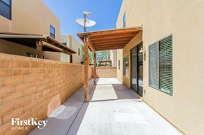 Tucson house for rent - the entrance to the home has a long walkway