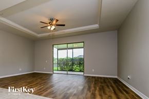 Parrish house for rent - A room with a ceiling fan and wooden flooring.