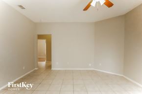 Davenport house for rent - a empty living room with a ceiling fan and tiled floors