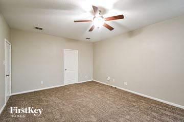 San Antonio house for rent - the spacious living room with ceiling fan and carpet