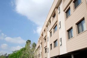 Los Angeles apartment for rent - a large building with a blue sky in the background