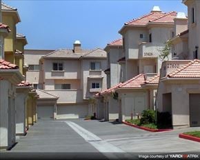 Santa Clarita townhouse for rent - a row of houses on the side of a street