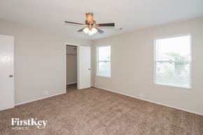 Houston house for rent - A spacious room with a ceiling fan and carpeted floor.