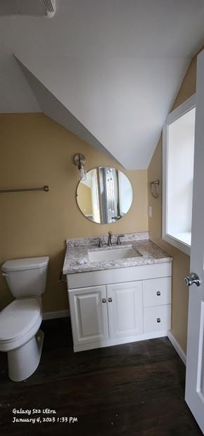 Bolton apartment for rent - A bathroom with a toilet, sink and mirror.