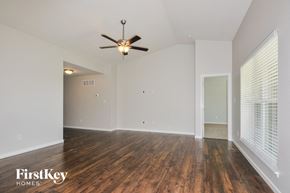 Lake St Louis house for rent - the spacious living room with wood flooring and a ceiling fan