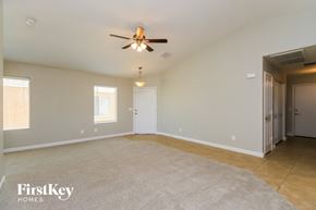 Florence house for rent - an empty living room with a ceiling fan