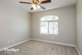 Florence house for rent - a bedroom with a ceiling fan and a window
