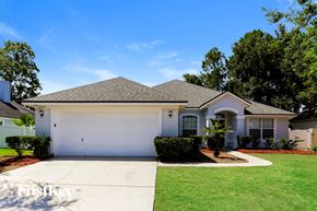 Yulee house for rent - a white house with a lawn and a garage