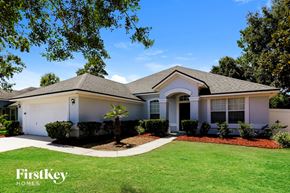 Yulee house for rent - a white house with a lawn and a driveway