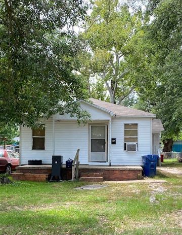 Deridder apartment for rent - a small white house with a porch and some trees