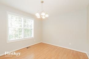 Winder house for rent - A room with wooden floors and a window with blinds.