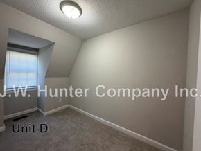 Wilson apartment for rent - A room with carpeted floor and a window with blinds.