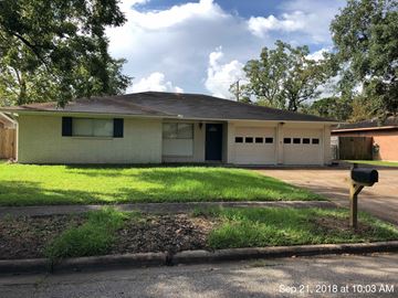 Bay City house for rent - A house with a green lawn and a mailbox in front.