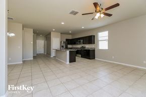 Florence house for rent - A spacious kitchen and living room with a ceiling fan and lighting.