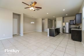Florence house for rent - A spacious kitchen and living room with a ceiling fan and tiled flooring.