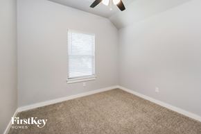 Norman house for rent - a bedroom with a carpeted floor and a window