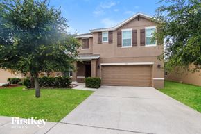 Melbourne house for rent - a beige house with a driveway and a garage door
