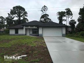 Fort Myers house for rent - a small house with a yard and a driveway