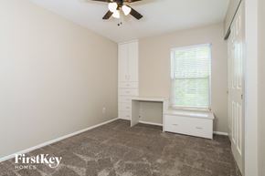 Sharonville house for rent - a bedroom with a desk and a window