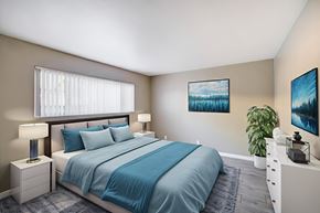 Banning apartment for rent - A bedroom with a large bed and a painting on the wall.