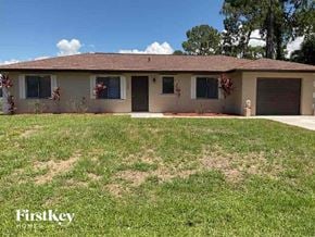 Fort Myers house for rent - a house with a yard in front of it