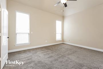 Edmond house for rent - a living room with carpet and a ceiling fan