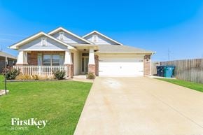 Edmond house for rent - a house with a driveway and lawn in front of it