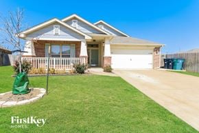 Edmond house for rent - a home with a lawn and a driveway and a porch