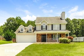 Gainesville house for rent - a house with a lawn and a driveway