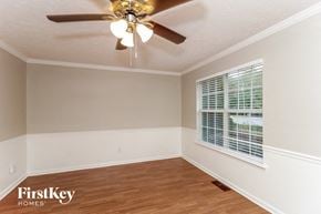 Dallas house for rent - a bedroom with a ceiling fan and a window