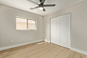 Mesa house for rent - A room with a ceiling fan and a window with blinds.