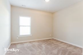 Jasper house for rent - a bedroom with a carpeted floor and a window
